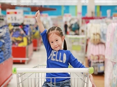 child in a grocery cart