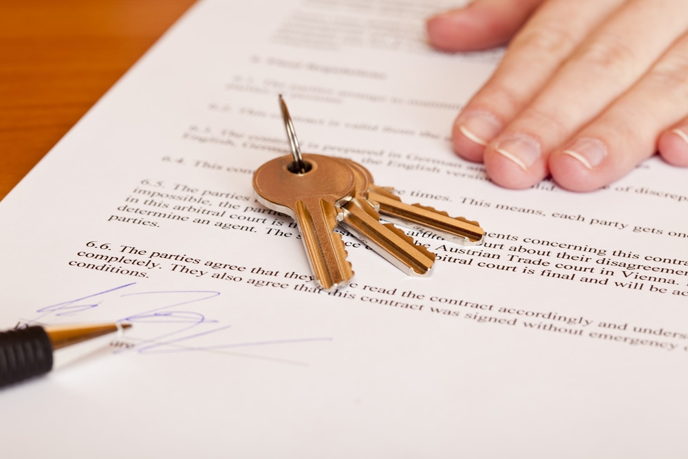 keys to apartment on a lease agreement