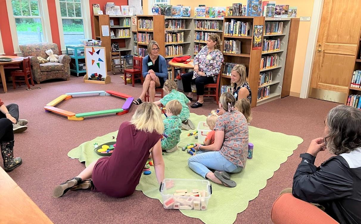 早期教育和保育专员克肖在莱弗里特图书馆与家庭和孩子们交谈
