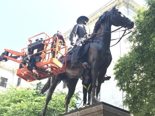 Worker on a lift cleaning the General Hooker statue