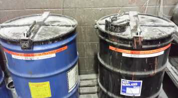 Waste drums with one-handed covers