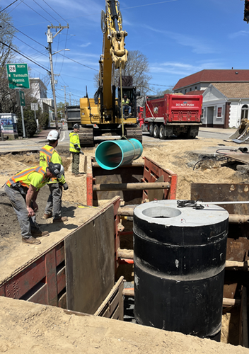 Inserting a wastewater tank at a construction site