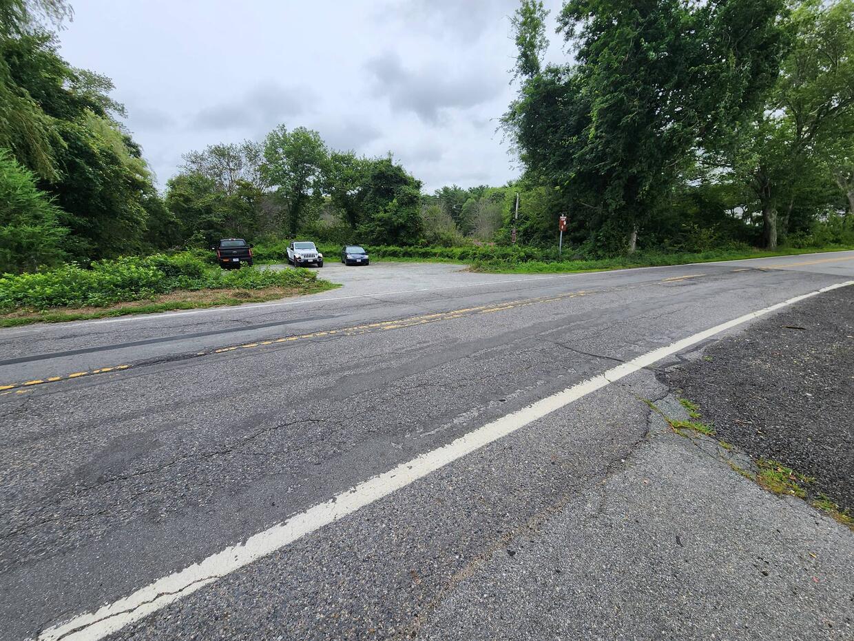 Parking for Robbins Pond.