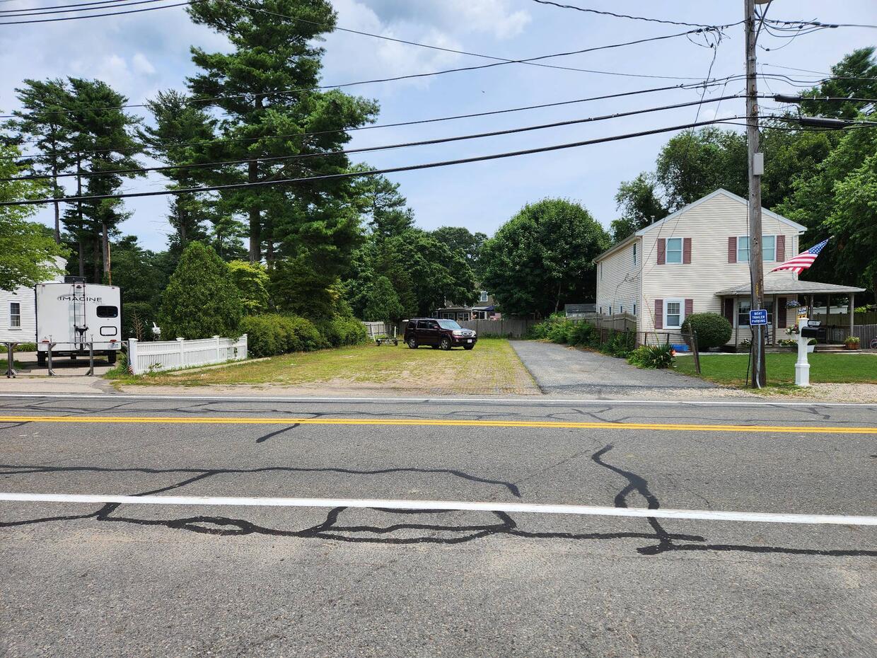 Parking for trailered vehicles at Oldham Pond.