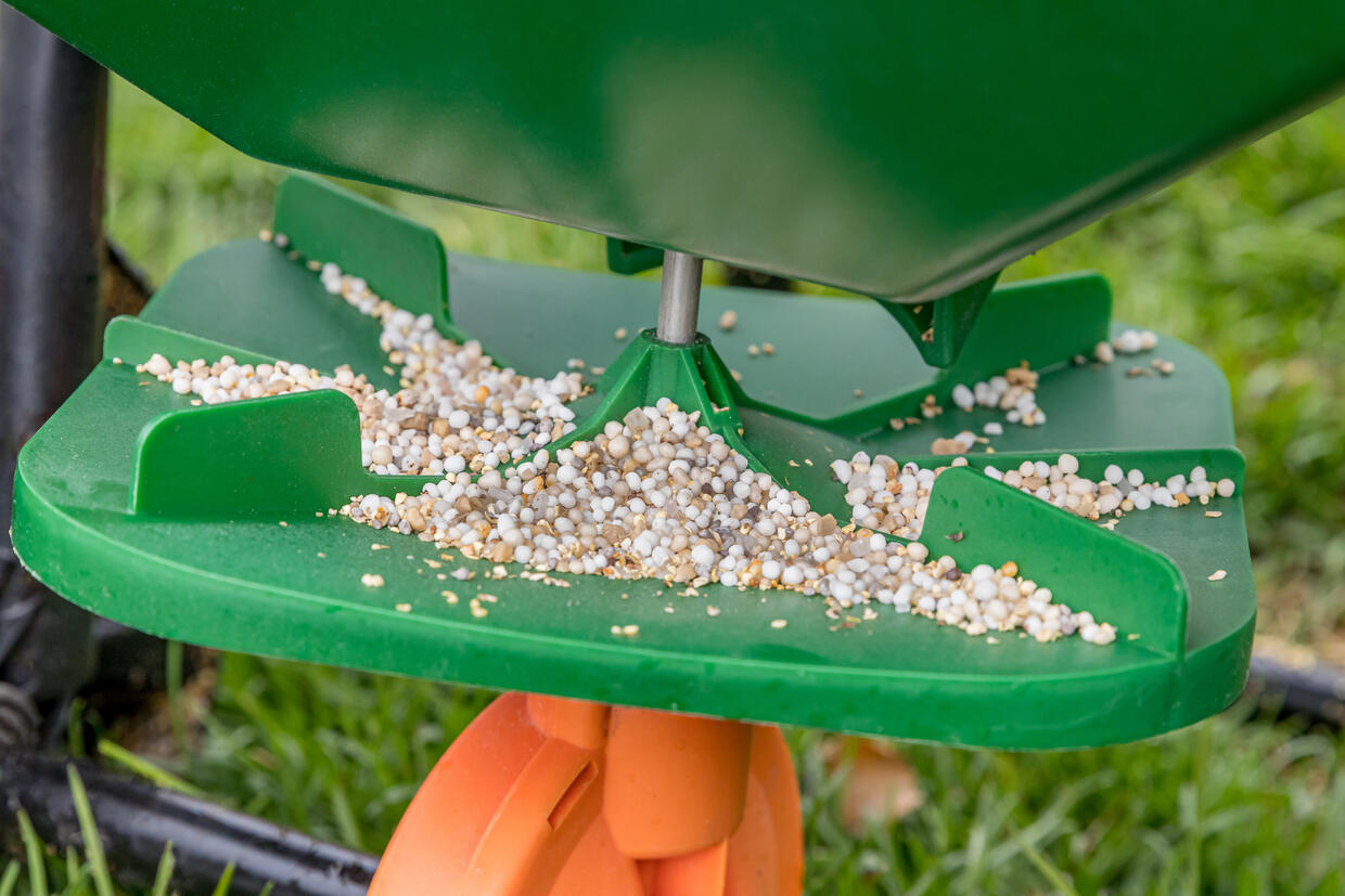 Fertilizer spreader