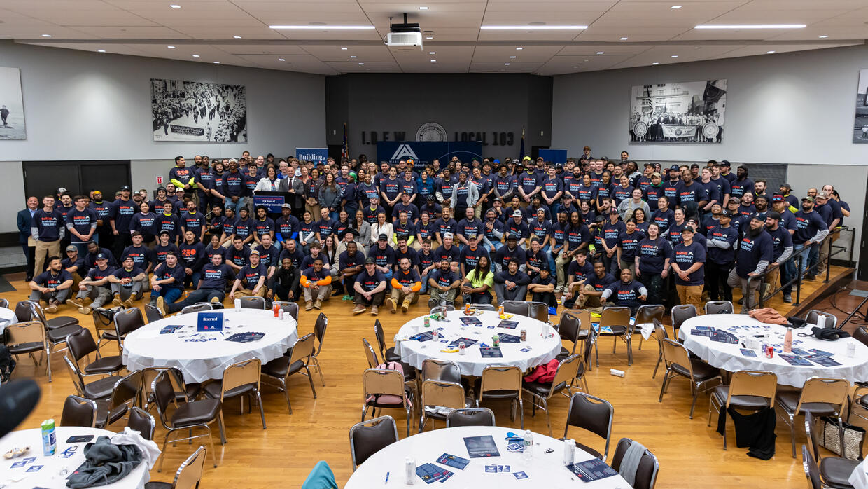 A group picture of 250 apprentices in Massachusetts