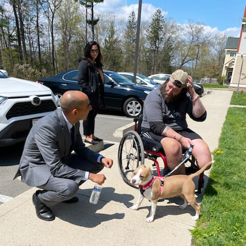 Secretary Santiago Meets with veteran at Holyoke Veterans’ Home