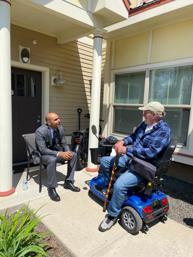 Secretary Santiago Meets with veteran at Holyoke Veterans’ Home