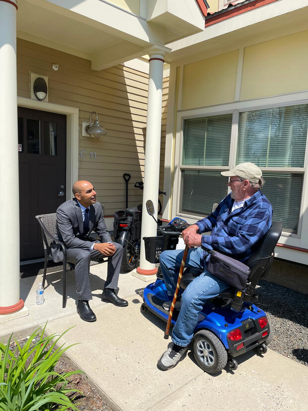 Secretary Santiago Meets with veteran at Holyoke Veterans’ Home