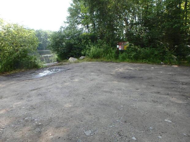 small dirt and gravel parking area at the boat ramp for south meadow and mossy pond
