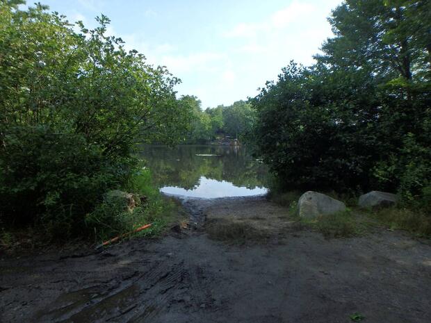 south meadow boat ramp with narrow approach