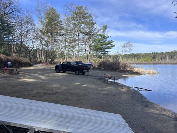 Gravel ramp with tight space leading to water