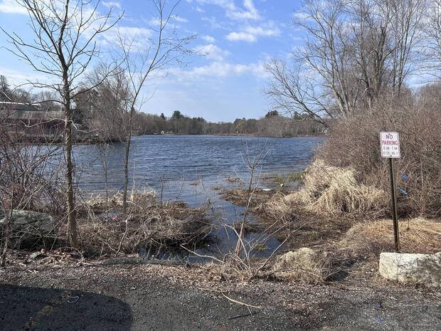 unimproved dirt and swampy cartop launch into Hudsons Pond
