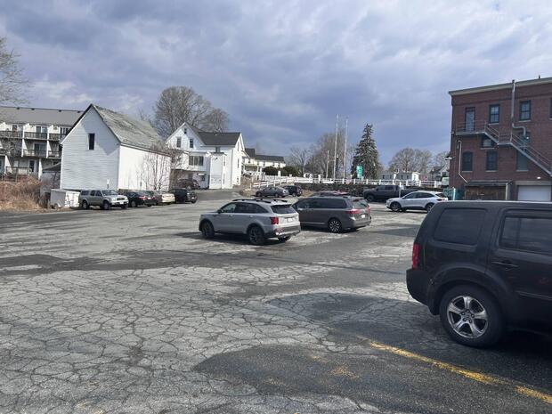 asphalt parking lot behind town library for cartop access into Hudsons Pond