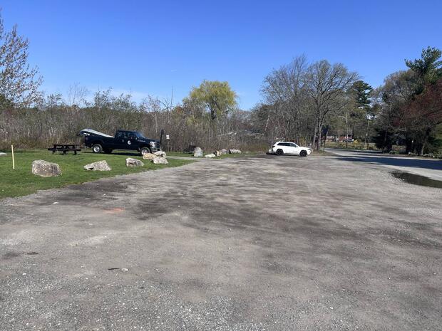 large gravel parking area at Mahoney Park